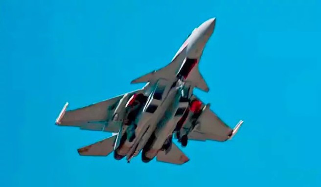 殲15T艦載戰鬥機已經塗刷了「海軍灰」服役塗裝。(翻攝自「人民海軍」官方微信公眾號)