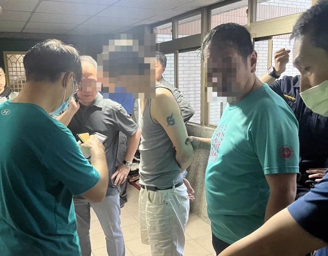 晚间凤山分局逮获黄男，黄男供称，一名「友人」先前与赵男有纠纷，付他5万元帮忙「处理」赵男。（高市凤山分局提供／袁庭尧高雄传真）