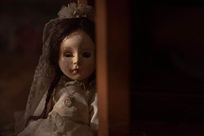 《骇人骨娃娃》莎拉把路边娃娃捡回家保管，却意外惹诅咒上身。（威视电影提供）