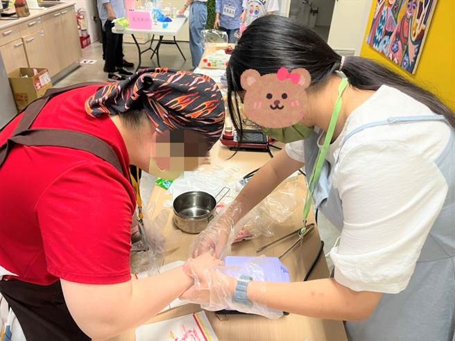 南青阵学生指导唐氏症青少年制作热压吐司。（北市南华高中提供）