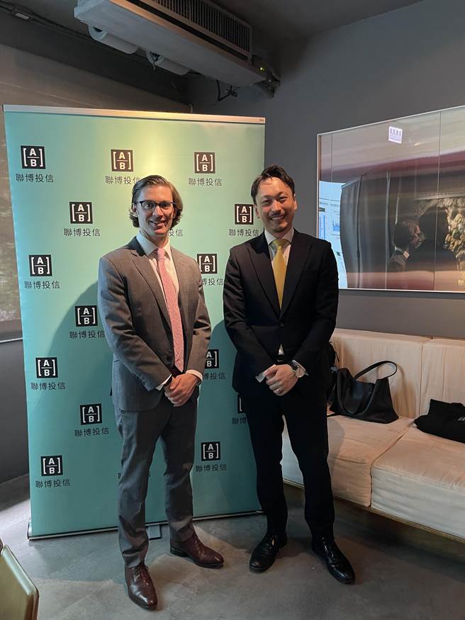 联博投信股票策略长李长风(右)、联博集团美国非投资等级债券投资总监Will Smith。(洪凯音摄影)