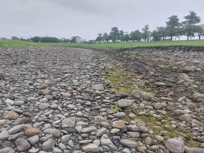 安农溪河床乾涸。（宜兰县议员陈文昌提供／吴佩蓉宜兰传真）