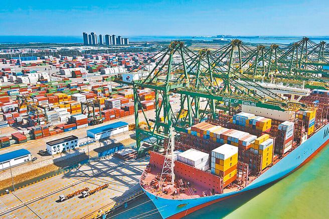 大陆国务院扩大跨境贸易人民币结算规模，稳住对发达经济体出口。（图／中新社）