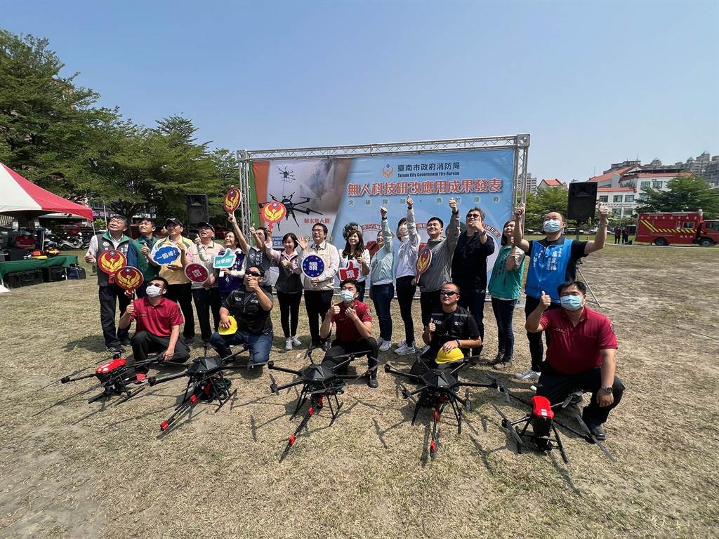 台南市政府消防局展示「射水無人機」的研發成果。（洪榮志攝）