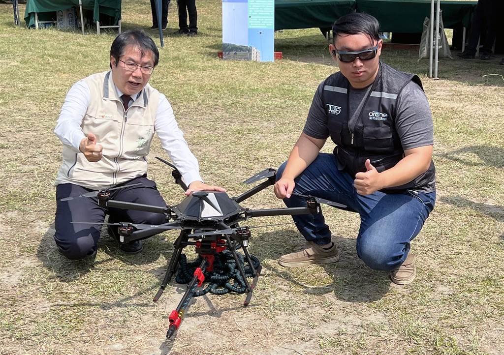 台南市政府消防局展示「射水無人機」的研發成果。（洪榮志攝）