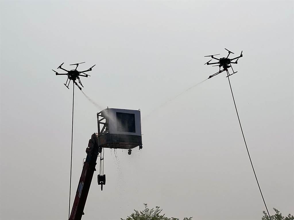 台南市政府消防局創新研發小組打造的「射水無人機」，可離地約10層樓高射水。（洪榮志攝）