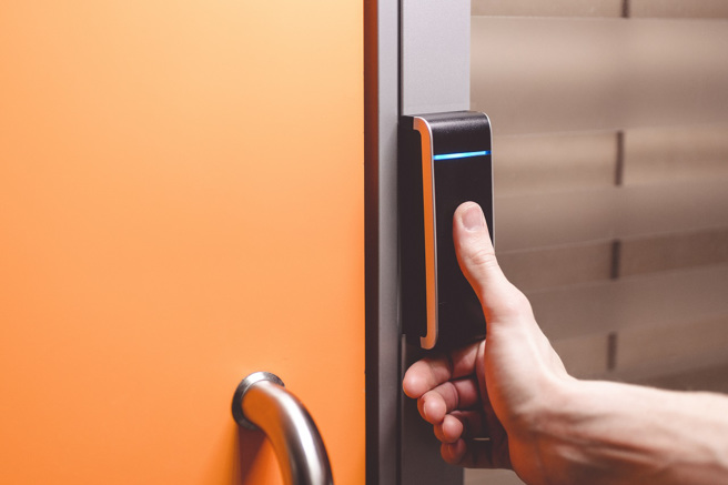 有屋主半夜听到大门密码锁遭输入声音，而且门铃还被乱按，吓得他整晚睡不着。（示意图/shutterstock）