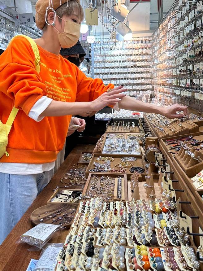 大牙亲赴韩国批货。（大牙提供）