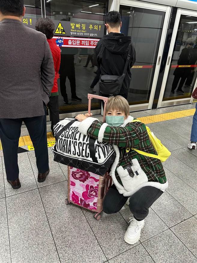 大牙亲赴韩国批货。（大牙提供）