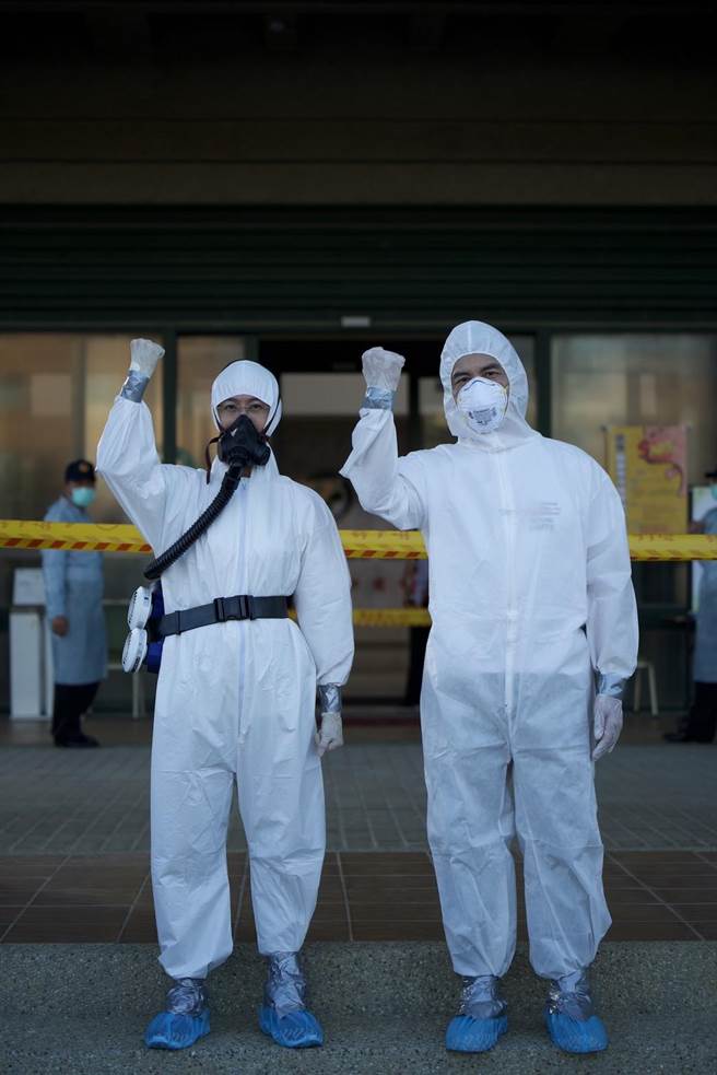 剧组特别重现当年被网友戏称「太空装」的防护装备，左为张诗盈、右为苏炳宪。（公视提供）