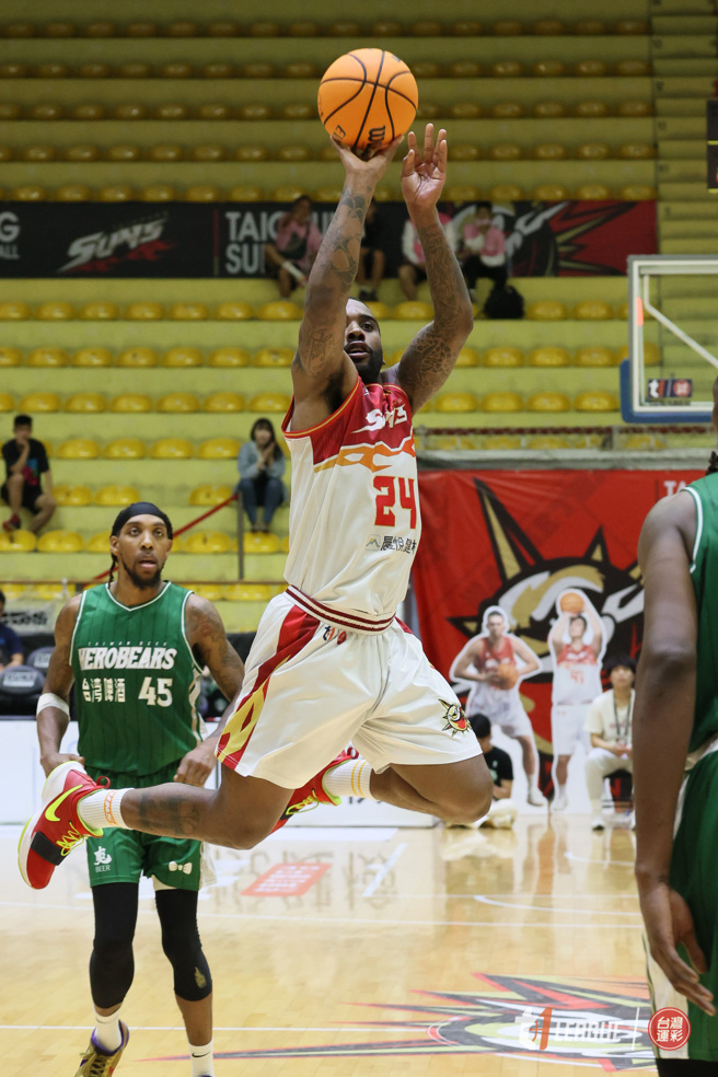 莱斯缴出超级大三元数据，帮助台中太阳经过二度延长赛之后击败台啤英熊，保住季后赛生机。(T1联盟提供)