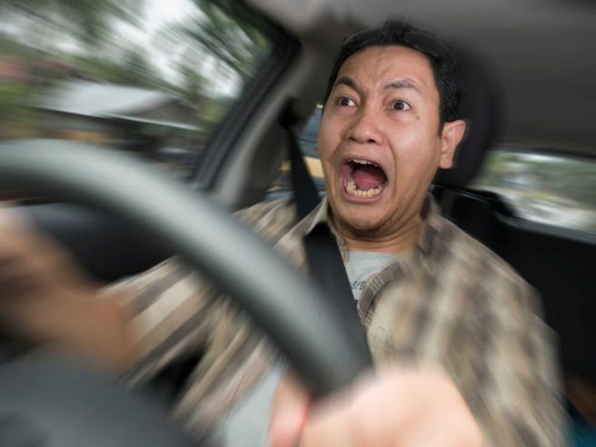 黄姓教练被控行驶在国道上时情绪失控，竟按下自动驾驶后跨坐在副驾驶座，对女友掐脖、插喉。（图／示意图，非当事人，123RF）