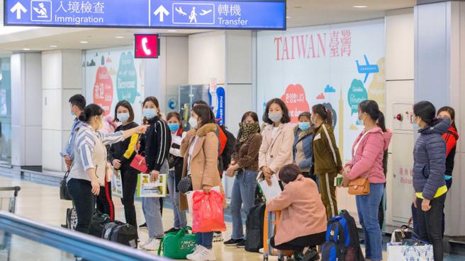亚洲不少国家都面临少子化挑战，伴随而来就是高龄化社会照护危机，有学者建议应研议「开放外劳移民」的可能，避免少子化下各种社会后遗症接踵爆发。图为外劳在桃园机场准备入境（图／报系资料照）