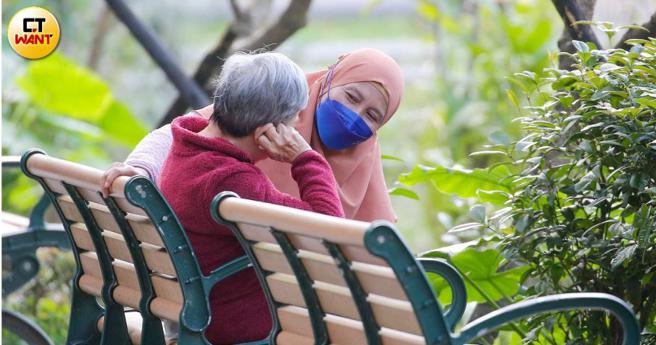 工时长、薪资低已成许多台湾劳工的常态，在长照制度难以满足现实照护困难下，外籍看护已成国内老人照顾的主力，但并非有需求的长者都能顺利请到外劳看护。（图／黄耀徵摄）