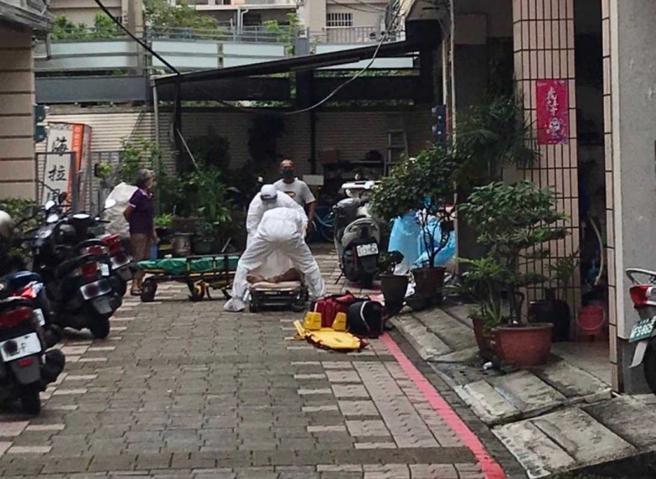去年5月，屏东出现「照顾杀人」不幸事件，54岁许姓男子因照顾瘫痪的79岁母亲20多年，因为压力过大，在将母亲从2楼推下后，自己也随即跳楼轻生。（图／报系资料照）