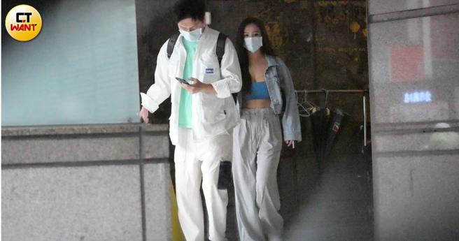 林采缇被直击本月15日一早与晨泓军从家中出发准备出国。（图／本刊摄影组）