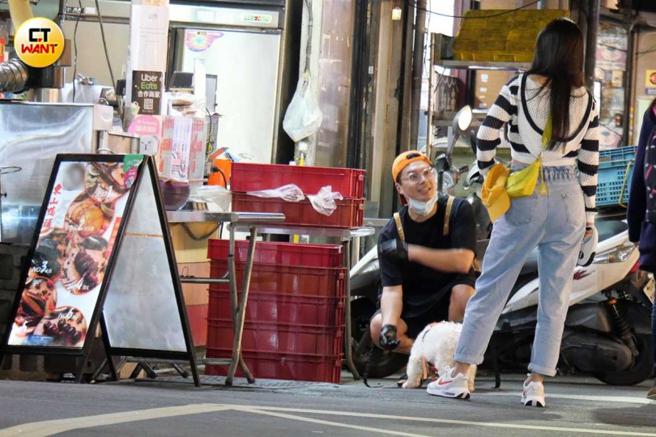在忙完了几个行程后，林采缇牵着狗前往一家东山鸭头店找晨泓军。（图／本刊摄影组）