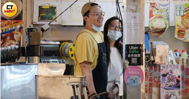 林采缇进入店内，晨泓军搂着林采缇，两人看起来感情很好。（图／本刊摄影组）