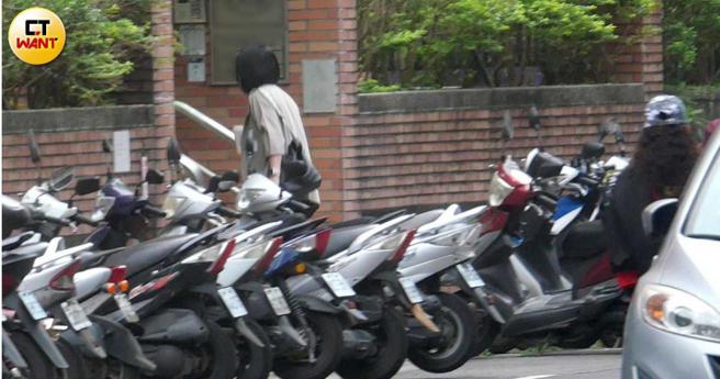 本月18日下午，一名短髮熟女独自进入宋少卿家中。（图／本刊摄影组）