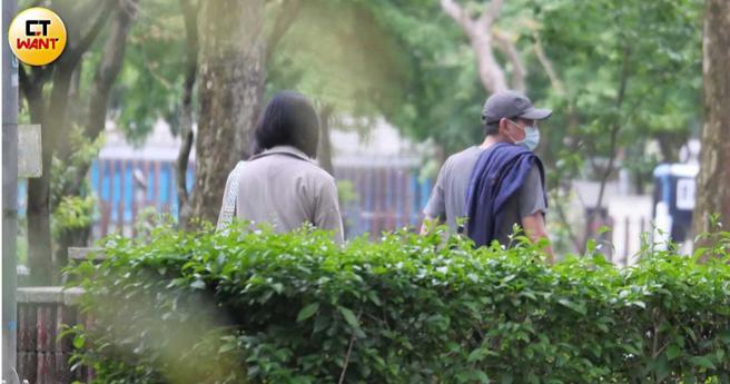 半小时后两人一起从宋家外出。（图／本刊摄影组）