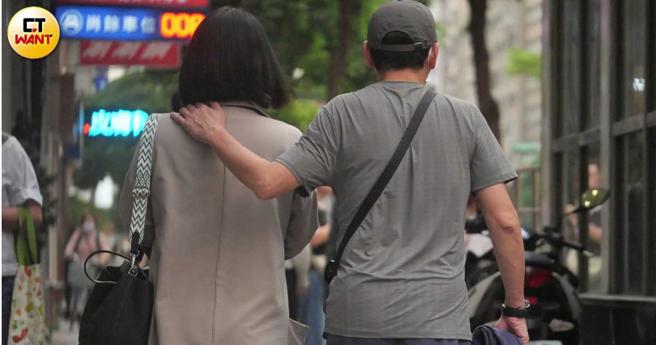 两人走在路上，宋少卿不时会很自然地将手搭在女子肩上。（图／本刊摄影组）