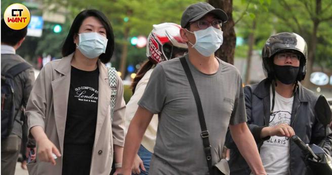 从女子外型明显看得出并非宋少卿的老婆谭晓诗。（图／本刊摄影组）