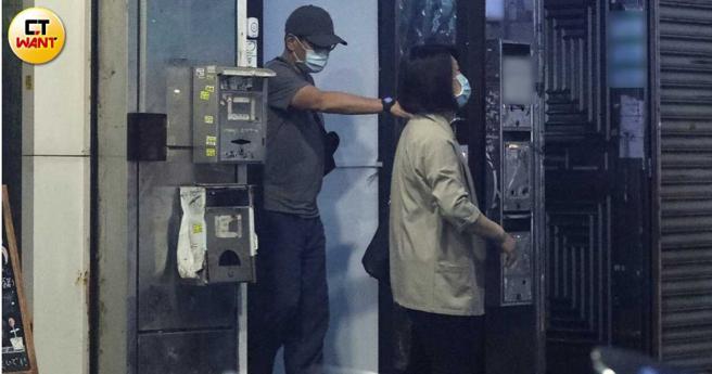 女子陪宋少卿去牙医复诊，结束离开时宋少卿又很随意地伸手去抓短髮女的脖子。（图／本刊摄影组）