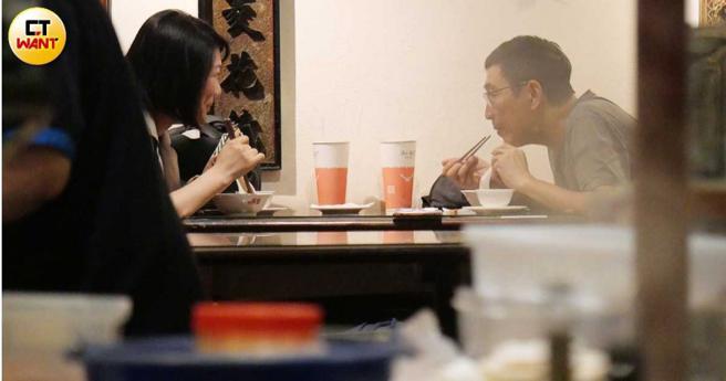 宋少卿与女子进行晚餐约会，有说有笑气氛十分愉快。（图／本刊摄影组）