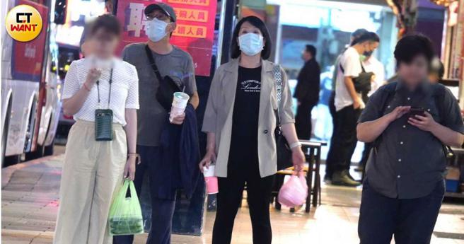 吃饱喝足后，两人手上还拎着疑似是宵夜的食物及饮料。（图／本刊摄影组）