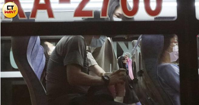 两人一起搭乘公车。。（图／本刊摄影组）