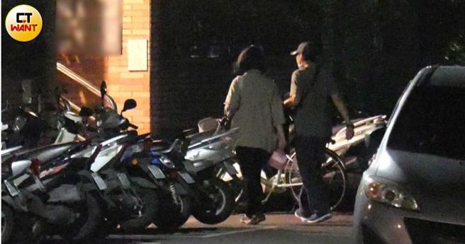 宋少卿与熟女一同返回宋家，但期间完全不见正宫身影。（图／本刊摄影组）