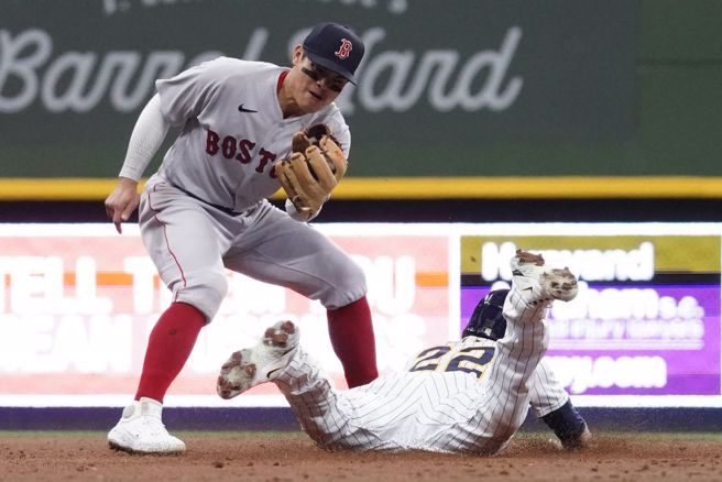 红袜游击手张育成(左)要抓盗垒的酿酒人叶利奇。（美联社资料照）