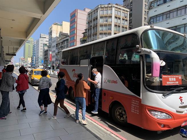 基隆市政府观销处5月推动观光巴士深度旅游，带领外地游客乘坐观巴，深入赏玩基隆的美景。（基隆市政府提供／张志康基隆传真）