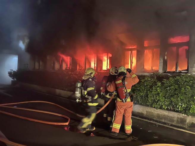 法务部调查局廉政大楼24日晚间发生火警，疑老旧电线走火酿灾。（图／消防局提供）