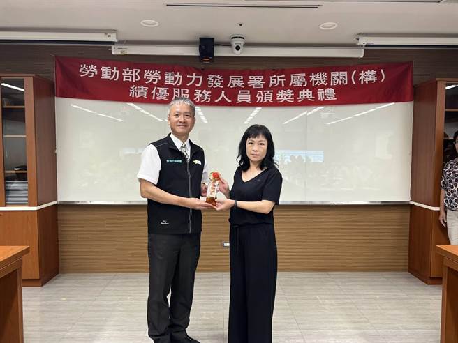 劳动部劳动力发展署署长蔡孟良，颁发最佳就业服务人员奖给陈佳岑。(中彰投分署提供)