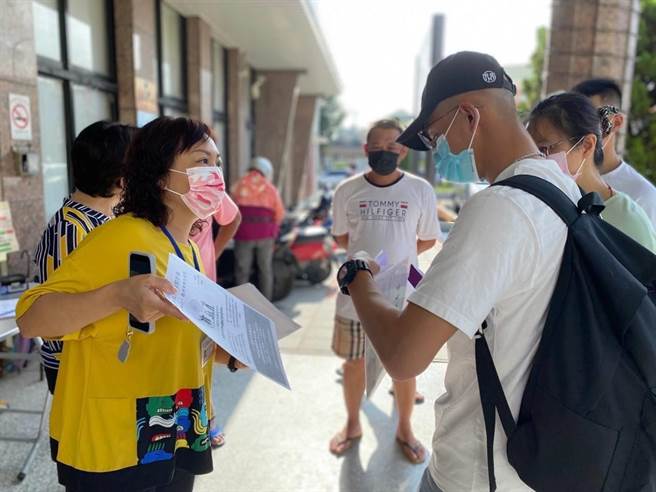 陈佳岑乐在工作中，获颁最佳就业服务人员。(中彰投分署提供)