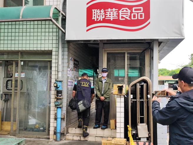 今早彰化县消防局火调科与联华食品相关人员重回现场，进行火调作业。（吴建辉摄）