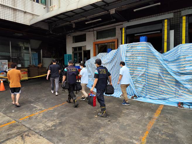 今天上午9点彰化县消防局火调科人员现身联华食品彰化厂，联华食品相关人员紧跟在后，一同进入联华食品火灾的现场。（吴建辉摄）