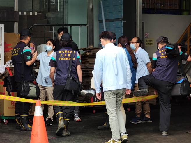 联华食品人员与消防局火调科从一楼开始向上逐一楼层查看。（吴建辉摄）