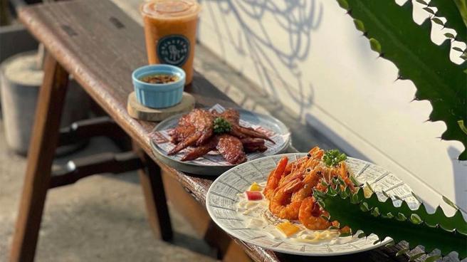 大里货柜屋餐厅，快来享受美食搭配户外露营感！