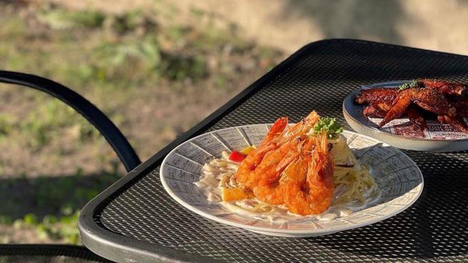 大里货柜屋餐厅，快来享受美食搭配户外露营感！