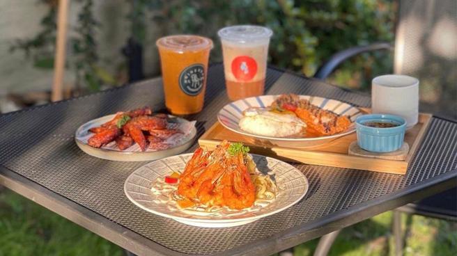 大里货柜屋餐厅，快来享受美食搭配户外露营感！