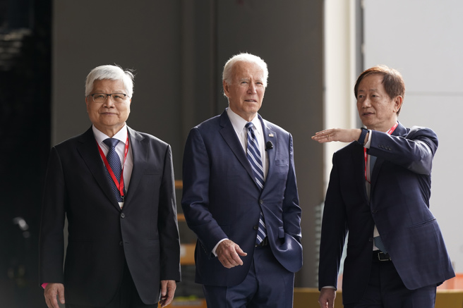美國總統拜登出席台積電亞利桑那新廠移機典禮，董事長劉德音（右）及總裁魏哲家（左）陪同。（圖／美聯社）