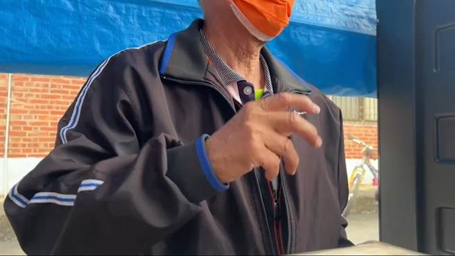 卢男老父亲表示，昨天知道以后赶到医院有见到最后一面，相当不舍，盼公司能给交代。（吴建辉摄）