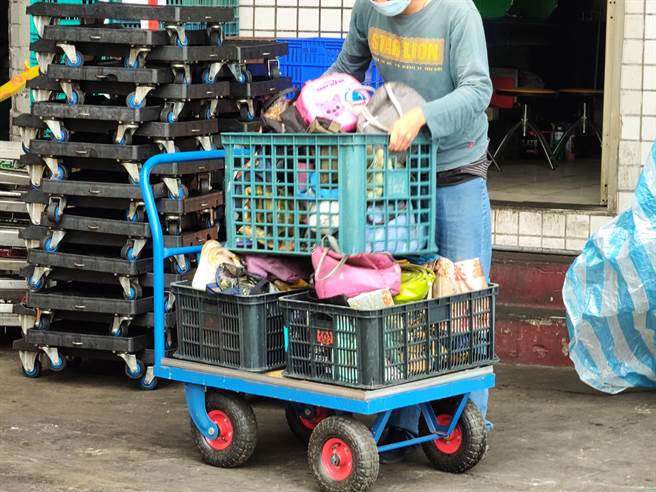 而稍早联华食品人员重回现场，带走满满三大箱昨天员工遗留在现场来不及带走的包包。(吴建辉摄)