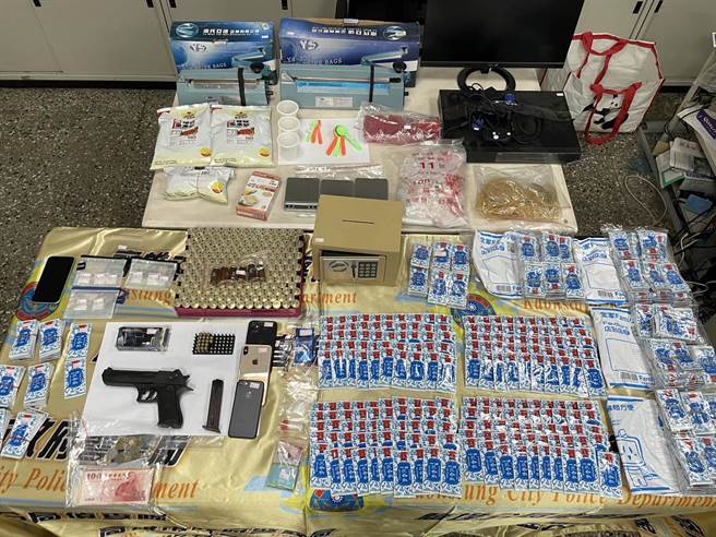 警方日前接获情资，25岁陈姓男子持有大量毒品并分装，进行多日跟搜后，于24日一举攻下在台南铁皮屋偽装的毒窟。（高市盐埕分局提供／杨舒婷高雄传真）