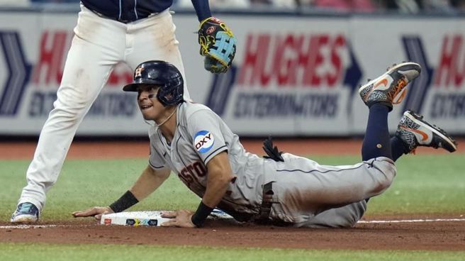 太空人杜邦盗二垒成功。（美联社）