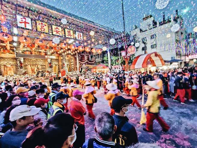 大甲镇澜宫妈祖遶境所到之处万人空巷，每年驻驾北斗奠安宫时，总是会有零星衝突，过去在北斗奠安宫附近的衝突斗殴事件，都被网友戏称「北斗神拳」。（吴建辉摄）