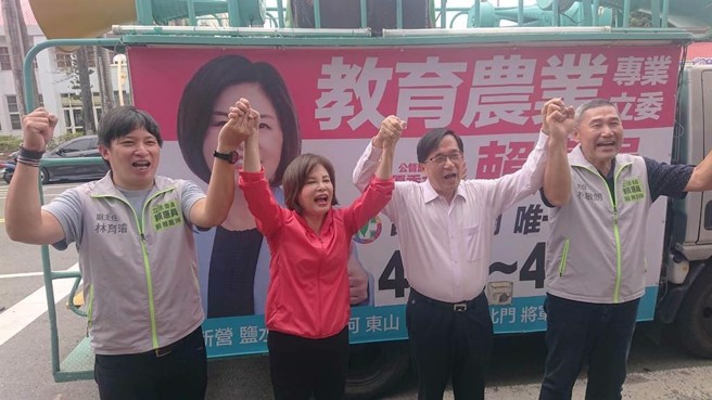 前总统陈水扁（右二）21日现身新营支持立委赖惠员（左二）连任。（中时资料照／程炳璋摄）