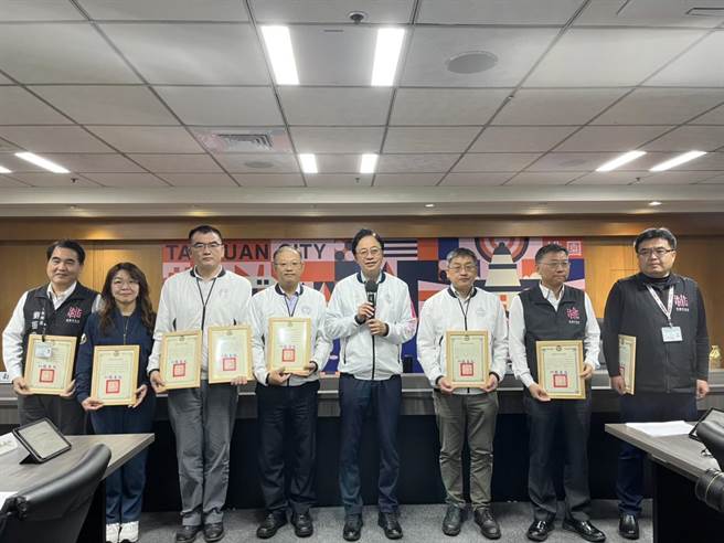 張善政今天頒發「111年度各區雨水下水道系統及其他排水維護管理訪評」給績優機關。（陳夢茹攝）